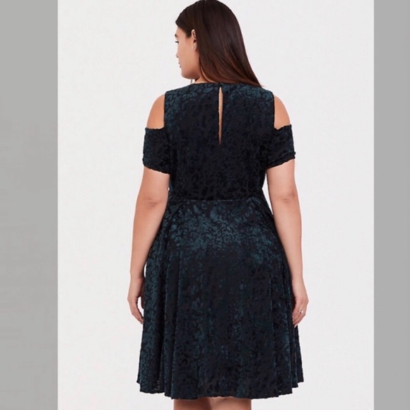 New with Tags Torrid Cold Shoulder Green Velvet Leopard Dress Plus Size 0X - Picture 2 of 8